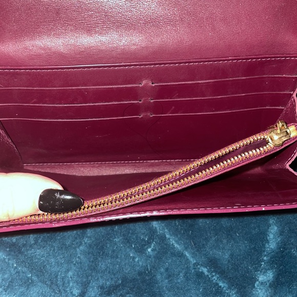 💯Authentic Louis Vuitton Vernis Bordeaux Sarah Wallet - Picture 3 of 16